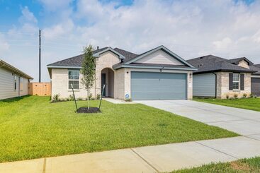 Landhus Fulshear Home W/ Private Backyard & Community Pool