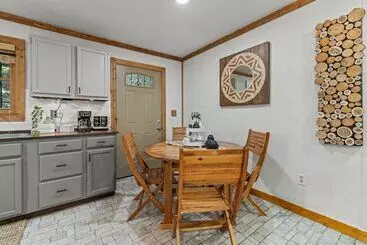 Mökkimajoitus Stylish Cabin W/ Hot Tub, Games & More!