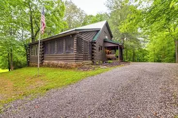 コテージ Lakefront Kuttawa Cabin W/ Private Dock & Hot Tub!