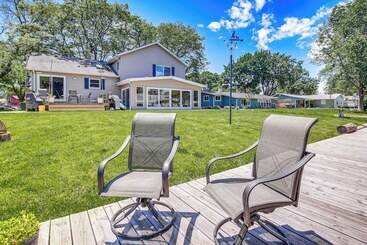 Gîte Rural Oshkosh Canal Front Home W/ Sunroom & Watercraft!