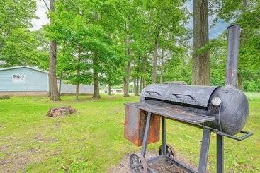 Mökkimajoitus Walk To Coldwater Lake: Peaceful Weidman Retreat