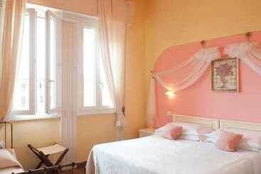 ペンション Room In Guest Room Viareggio Rooms Facing The Sea