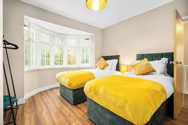 Residenssi Spacious 3 Bed House/sleeps 5/free Parking Oldbury