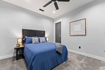 بيت ريفى Gray Fox Lodge By Avantstay Waterslide Pool, Theater Sleeps 23