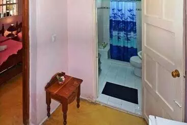پانسیون Hostal Rene Y Mary Trinidad