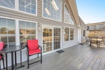 کلبه Pocono Pinnacle By Avantstay Steps To The Lake, Game Room, Large Deck