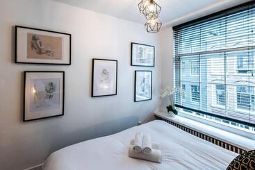 تختخواب و صبحانه Luxurious Boutique Suite In City Center