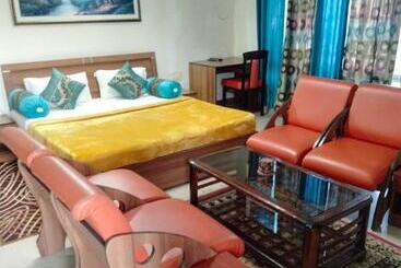 בית מלון כפרי Mid Town Residency