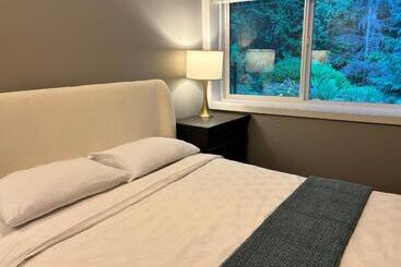 تختخواب و صبحانه North Vancouver Lynn Valley Two Bedrooms Suite