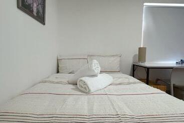 Общежитие Montrose Double Bed Room Close To City