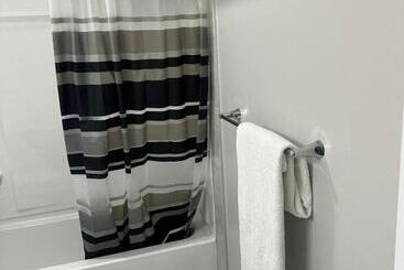 تختخواب و صبحانه Luxurious Home In Nw Calgary, Free Parking, High Speed Internet, Near Grocery And Airport