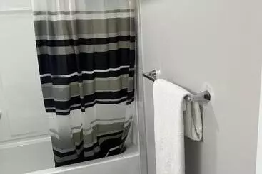 تختخواب و صبحانه Luxurious Home In Nw Calgary, Free Parking, High Speed Internet, Near Grocery And Airport