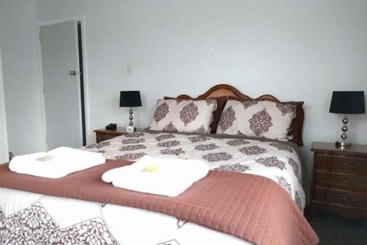 مبيت وإفطار Airport Silver Fern Accommodation