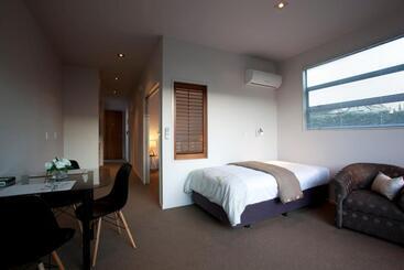 Broadway Motel & Miro Court Villas