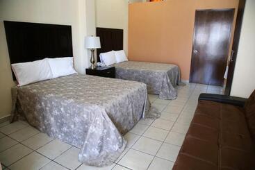 فندق Plaza Bernal