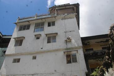 Medina Hotel   Mutsamudu