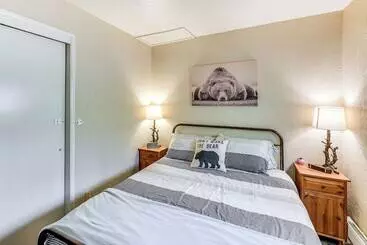 Mökkimajoitus Long Barn Cabin W/ 2 Decks Near Skiing!