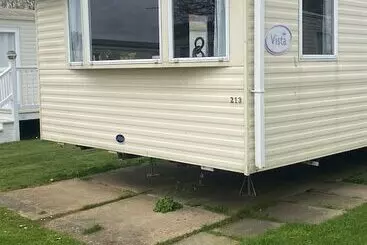 Mökkimajoitus Lovely Caravan Located In An Amazing Holiday Park