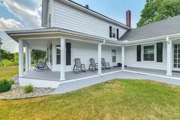 Mökkimajoitus Peaceful Lenoir Home W/ Valley & Mountain Views!