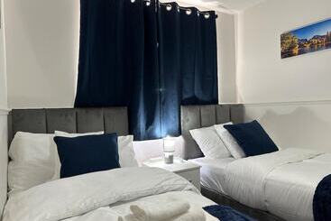 إقامة Affluent Living Apartment Perfect For Contractors