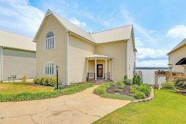Hus på landet Waterfront Bliss: Wheeler Lake Retreat W/ Dock!
