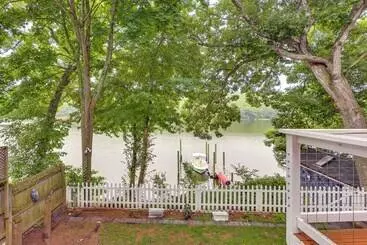 Mökkimajoitus Charming Waterford Home W/ Dock On Niantic River!