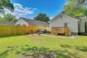 Mökkimajoitus Private Hot Tub & Cold Plunge: Fayetteville Gem!