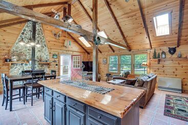 קוטג'' Woodsy Beaver Cove Cabin W/ Deck & Fire Pit!