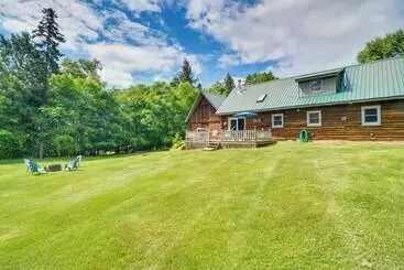 Mökkimajoitus Woodsy Beaver Cove Cabin W/ Deck & Fire Pit!