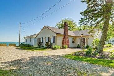 Landhus Lake Erie Escape: Family Friendly Home W/ Patio