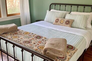 Pensió 250 N Adams St