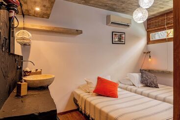 پانسیون Revolution Boutique