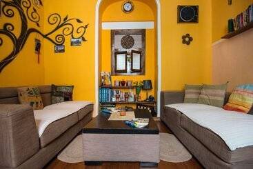 تختخواب و صبحانه Five Trees