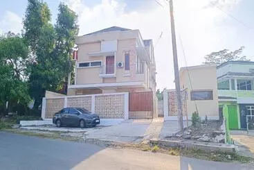 ホテル Spot On 94076 Tinampi House Syariah