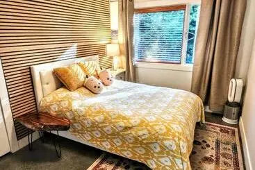 Majatalo West Vancouver Sunset Guesthouse