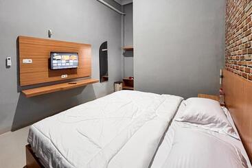 Reddoorz Plus At New Favour Hotel Gunung Dempo