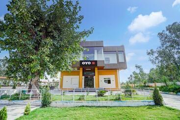 Hotel Oyo Kartar Banquet &