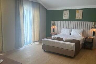 Red Castle Hotel & Pub