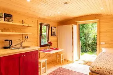 Aamiaismajoitus (B&B) La Jolie Longère Fleurie Roulotte Avec Piscine Et Grand Jardin