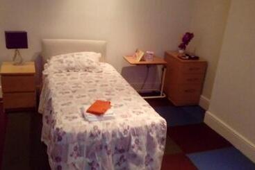 تختخواب و صبحانه Carer 4 You Residential Home