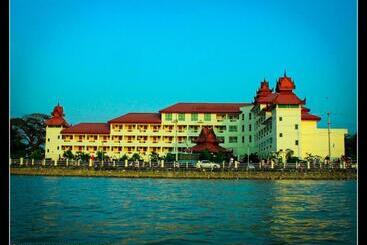 هتل Mawlamyine Strand