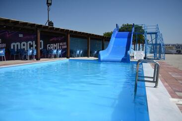 منتجع Etno Selo Moravski Konaci