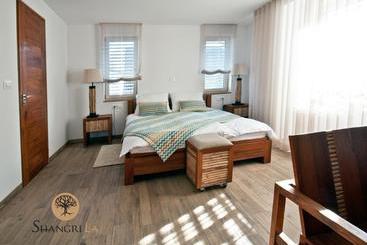 تختخواب و صبحانه Shangri La Rooms