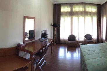 Hotel The La Oma Cafe &