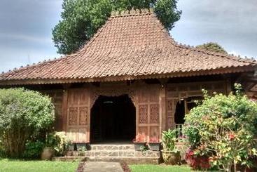 Szálloda The La Oma Cafe &