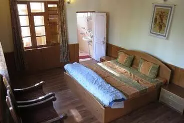 Bed and Breakfast Gangs Shun Homestay