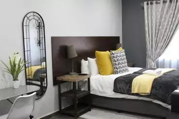 Hotelli 93 On Celliers Guesthouse