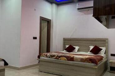 Pensió Kunj Bihari Dham Vrindavan Burja