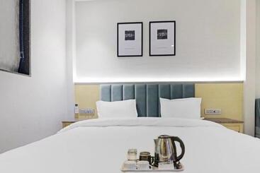 Pensió Krishna Ji Dham Family Stay   In House Parking