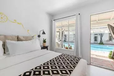 هتل 8br Poolside Villa Near Downtown Steam Room Plus Spa